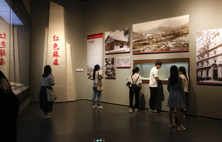 图为 老员工党员参观学习现场