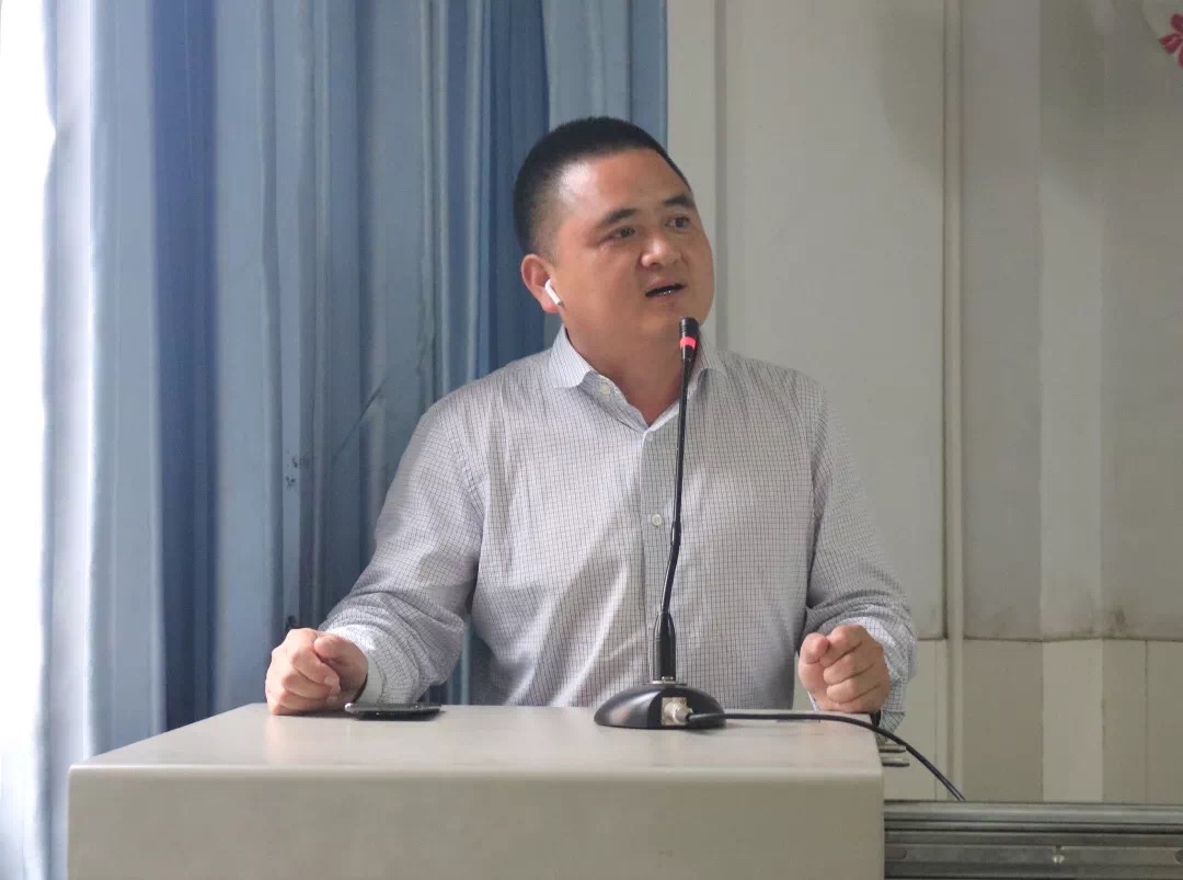 龙杰先生在给同学讲如何创业